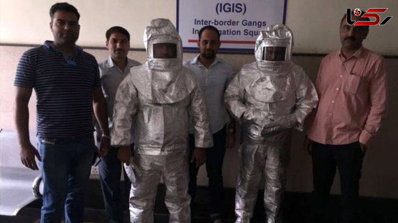 پدر و پسر فضانورد هندی دستگیر شدند! +عکس دستگیری با لباس فضانوردی
