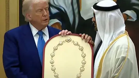 هدیه خاص امیر امارات به رئیس جمهور آمریکا / گردنبند طلای ارزشمند + فیلم