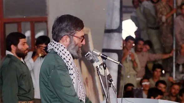 سفر به تاریخ؛ «رهبر انقلاب» با لباس پاسداری بر سر سفرۀ غذا در جبهه؛ سال 1367