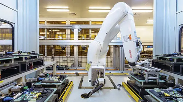 فیلم  لحظه هولناک قتل یک کارگر توسط یک ربات / 16+ 