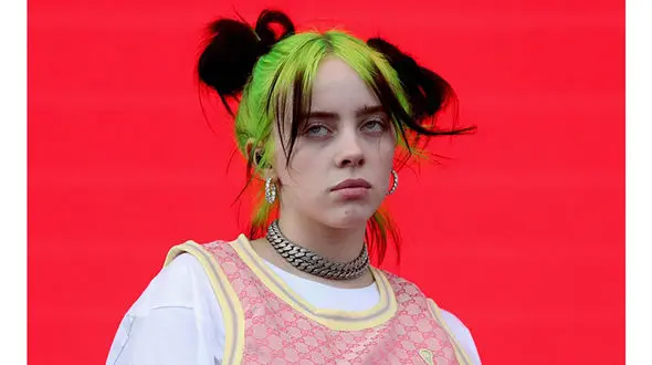 پربازدیدترین استایل بیلی آیلیش با پیراهنی چهارخانه که کلمه «سلام» به فارسی روی آن چاپ شده‌