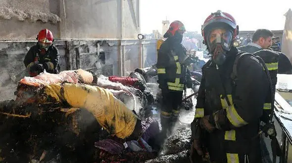 آتش‌نشانان مشهد حریق پارچه‌فروشی را مهار کردند