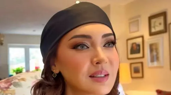 نیکی کریمی گذر زمان/ «نیکی کریمی» در 21 سالگی در اتاق گریم چهارمین فیلمش؛ دهۀ 70 / خانم بازیگر 53 ساله با زیبایی و جوانی خیره کننده!