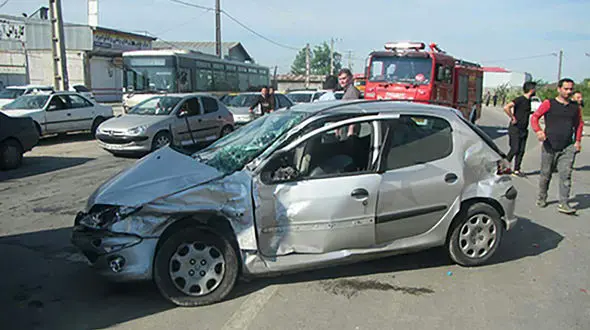 لحظات وحشت آور خانم راننده در تصادف با کامیونت / گیلان