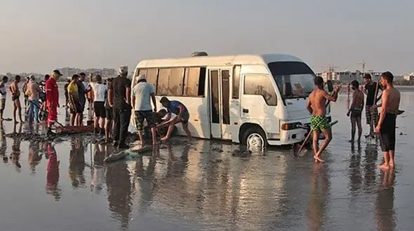 گرفتار شدن مینی‌بوس در ساحل بندرعباس+ عکس ها