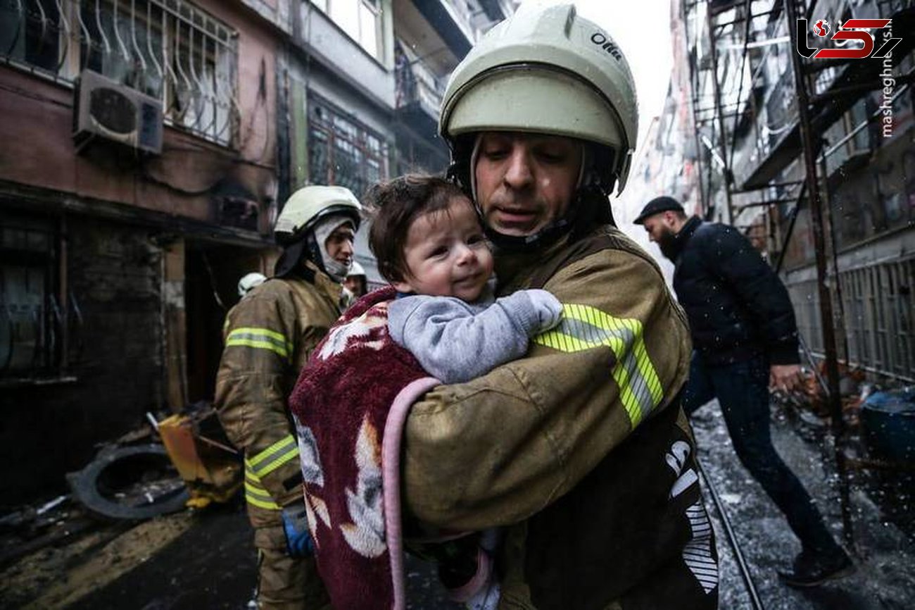 عکس/ نجات نوزاد توسط آتش‌نشان فداکار از محل انفجار گاز