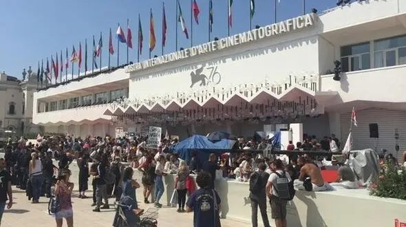 هجوم معترضان به فرش قرمز جشنواره ونیز