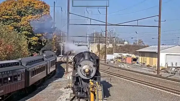 فیلم عجیب از تصادف لوکوموتیو قطار با جرثیقل روی ریل راه آهن