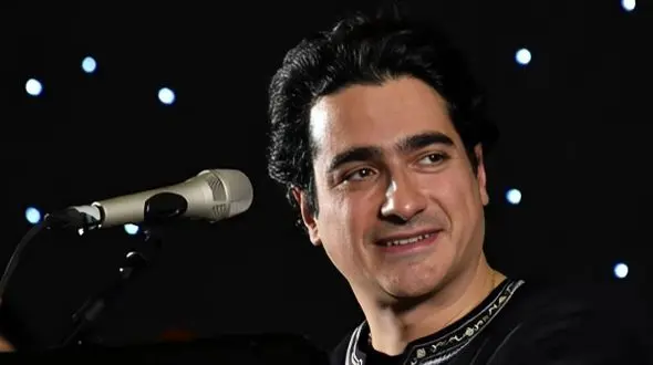 (ویدیو) اجرای باشکوه مرغ سحر با صدای همایون شجریان؛ سالن غرق شور شد! / وقتی یاد شجریان بزرگ دوباره زنده می‌شود ...