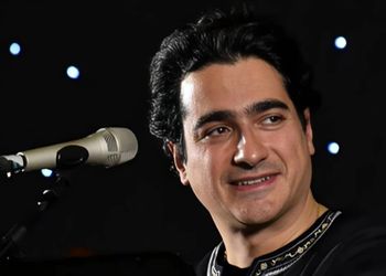 (ویدیو) اجرای باشکوه مرغ سحر با صدای همایون شجریان؛ سالن غرق شور شد! / وقتی یاد شجریان بزرگ دوباره زنده می‌شود ...