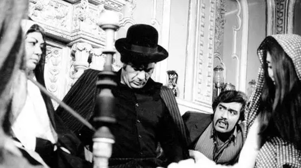 عکس «حمیده خیرآبادی و ناصر ملک‌مطیعی» در پشت صحنۀ فیلم «کاکو»؛ 53 سال قبل