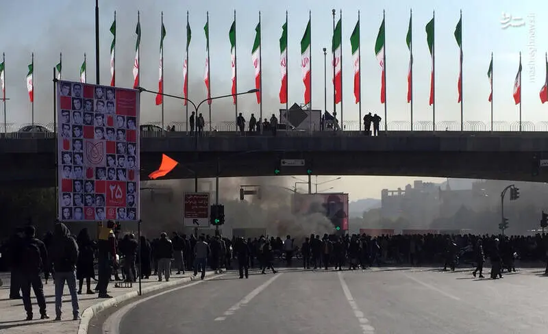 از ارسال پیامک‌های مرموز برای تجمع تا حضور معترضان تی‌شرت‌پوش در هوای زیر صفر / نقش «آیت الله مایک» در پشت پرده اغتشاشات ایران چه بود؟