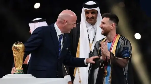 عکس حیرت آور / عبای عربی مسی پیراهن تیم ملی آرژانتین شد !