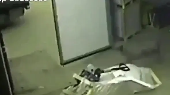 ببینید /  پرواز یک کارگر به دلیل بی‌احتیاطی در محل کار + فیلم