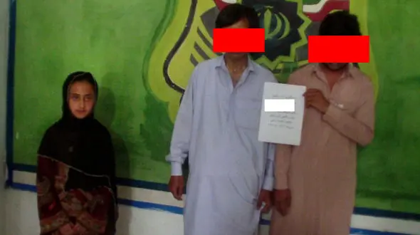 انتشار اولین عکس از باران شیخی بعد از آزادی / 2 گروگانگیر کنار او ایستاده اند! +عکس