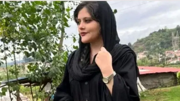 اولین فیلم و عکس از تشییع پیکر مهسا امینی / عکس های پدر مادر و برادر داغدار را ببینید