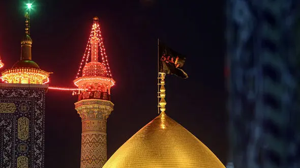 پرچم متبرک حسینی(ع) بر فراز گنبد حرم حضرت معصومه(س) 