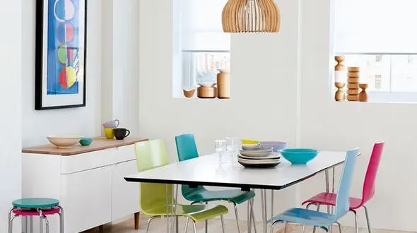 طعم خوش غذا با صندلی های رنگی رنگی