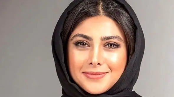 گریم و استایل عجیب آزاده صمدی، بازیگر سووشون، در یک تیاتر متفاوت