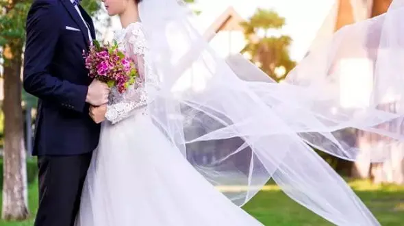 خلاقیت مشاغل؛ ابتکار منحصربفرد خیاط پنجه‌طلا در دوختن لباس عروس برای خودش با پشم چیده شده از گوسفندان مزرعه‌اش+ویدیو/ تماشا کنید نهایت سلیقه و هنر رو