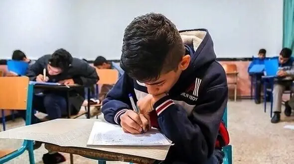 خلاقیت خنده دار و حماسه دانش آموز ایرانی در پاسخ به برگه  امتحانی ریاضی در دی ماه / فقط ببینید معنای آمار دادن رو چی میگه 