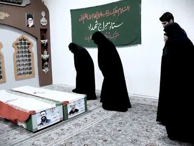 فیلم / انتشار نخستین تصاویر  پیکر شهید دکتر علی لاریجانی و پسرش / گریه های خانواده دکتر لاریجانی با دیدن چهره پسر و پیکر پدر