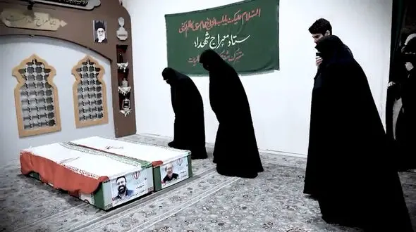 فیلم / انتشار نخستین تصاویر  پیکر شهید دکتر علی لاریجانی و پسرش / گریه های خانواده دکتر لاریجانی با دیدن چهره پسر و پیکر پدر