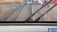 خونسردی عجیب در صحنه یک فاجعه ! / قطار در یک متری تیبا ایستاد ! + فیلم