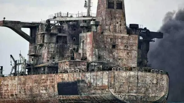 بیم و امید میان آب و آتش / عملیات برای یافتن ملوانان ایرانی نفتکش ادامه دارد+ عکس