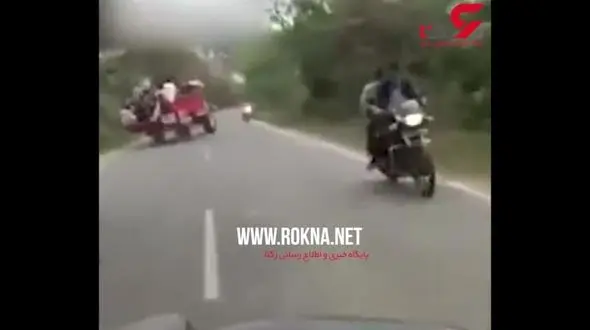 ویراژ دادن تراکتور با تعداد زیادی مسافر! / تراکتور چپ کرد+ فیلم 