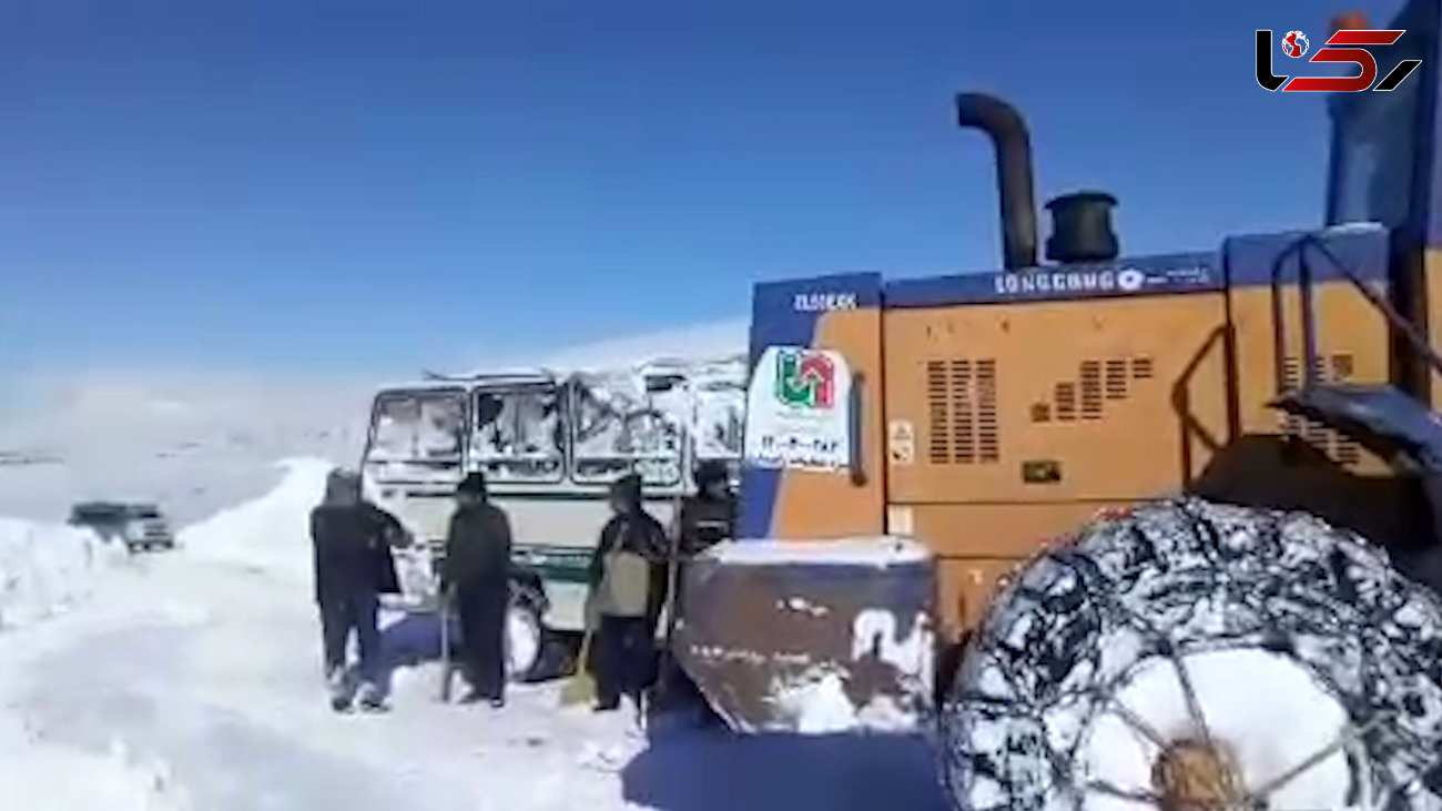 مینی بوس دفن شده در برف توسط راهداری بیرون کشیده شد + فیلم