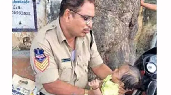 نگهداری پلیس مهربان از نوزاد 4 ماهه به خاطر امتحان مادر بچه + عکس