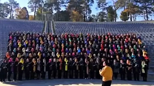 فیلم آواز گروهی زنانه / 100 تا زن با لباس زیبا ترانه من از خدامه مهستی رو خواندند