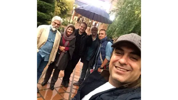 لبخند مهدی پاکدل زیر باران