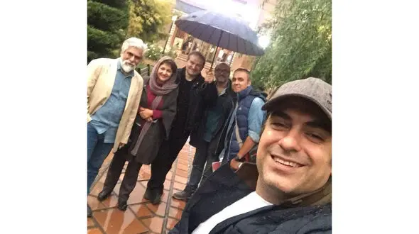 لبخند مهدی پاکدل زیر باران