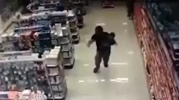 مشتری مسلح دو سارق فروشگاه را ناکام گذاشت + فیلم 