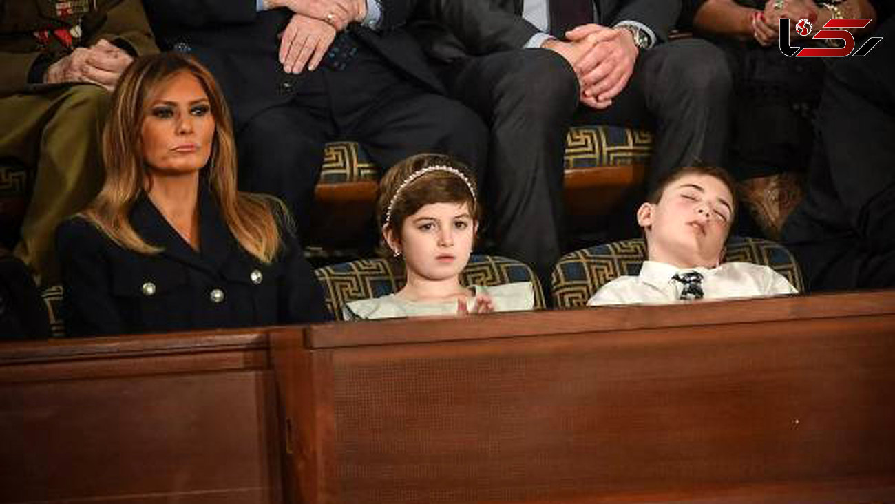 خوابیدن پسر بچه 11 ساله در کنار ملانیا ترامپ! +عکس