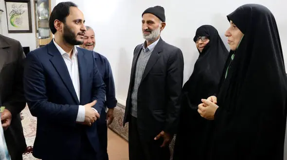 سخنگوی دولت در منزل دو شهید مدافع حرم بابل حاضر شد