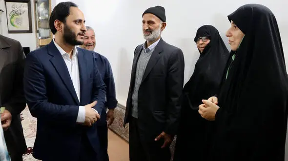 سخنگوی دولت در منزل دو شهید مدافع حرم بابل حاضر شد