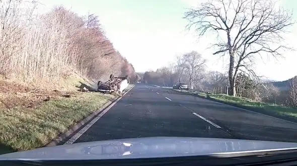 فیلم واژگونی و سقوط 2 خودرو به دره + عکس