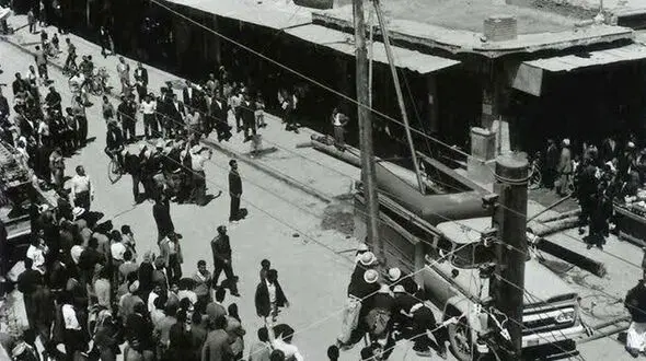 عکس/ هیجان مردم ایران از نصب تیرک برق