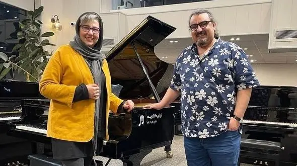 نگاهی به چیدمان شاهانه و شیک منزل معصومه کریمی، همسر مهران غفوریان در سریال «زیر آسمان شهر»/ از مبلمان مدرن و پیانو تا گل‌های روح بخش و دکوری های سنتی و هنری