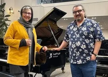 نگاهی به چیدمان شاهانه و شیک منزل معصومه کریمی، همسر مهران غفوریان در سریال «زیر آسمان شهر»/ از مبلمان مدرن و پیانو تا گل‌های روح بخش و دکوری های سنتی و هنری