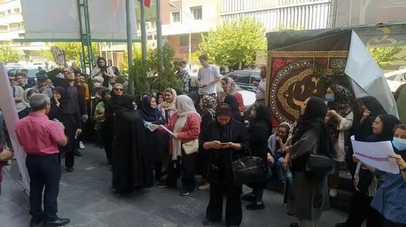 تجمع اعتراضی کنکوری‌ها مقابل شورای عالی انقلاب فرهنگی!/فیلم