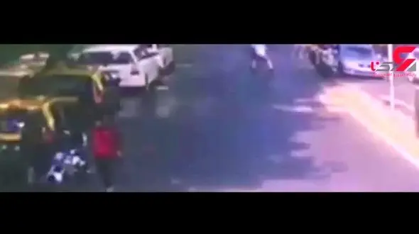 فیلم تصادف وحشتناک سه موتورسوار با مامورپلیس / هند