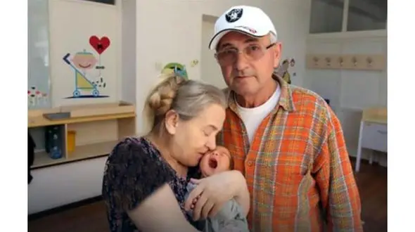 مادر شدن زن 60 ساله پس از 20 سال درمان! عکس های جالب 