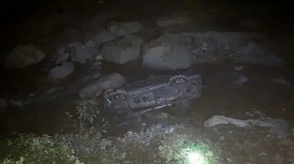 بلعیده شدن هایلوکس در رودخانه ماسال / دو نفر مردند 