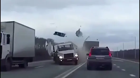 ببینید/  فاجعه هولناک وسط جاده در حضور نوزاد / انحراف کامیون و شاخ‌ به‌ شاخ شدن با یک تریلی!