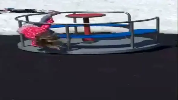 بازی چرخ و فلک منجر به مرگ دختر بچه در پارک شد + فیلم و عکس