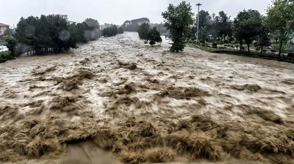 فیلم وحشتناک از سیل خروشان / سیل زن جوان را با خودش برد / ببینید